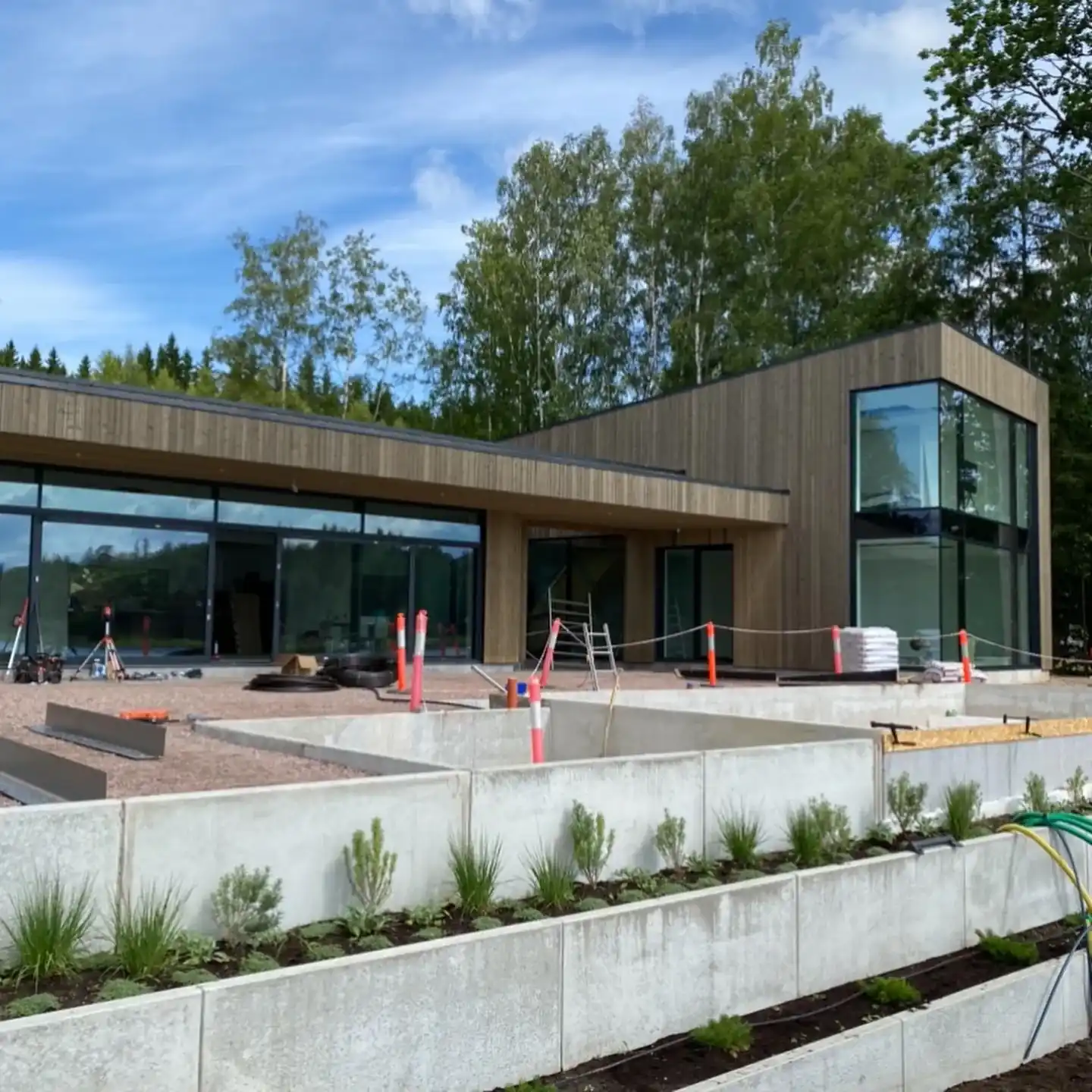 Modernt hus med stora glasfönster och installationer