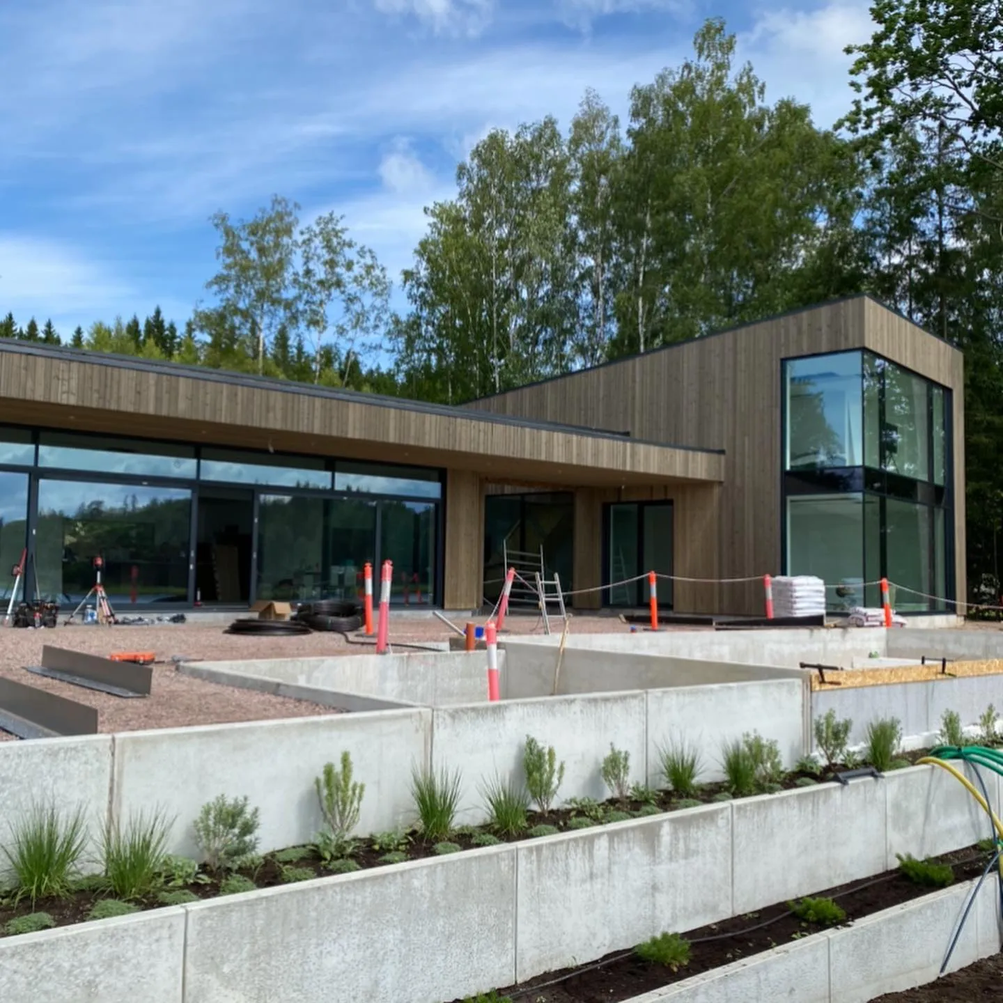 Modern byggnad med glasfasad och pågående installationsarbete